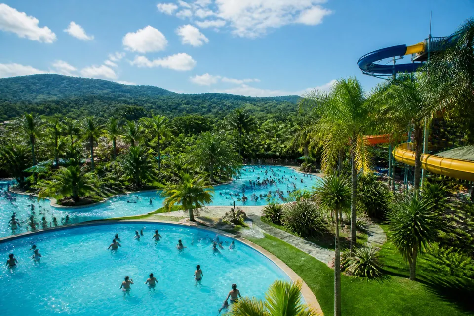 Parque aquático com piscinas e toboáguas cercado por mata, cenário do passeio a Cascanéia, em Gaspar (SC)