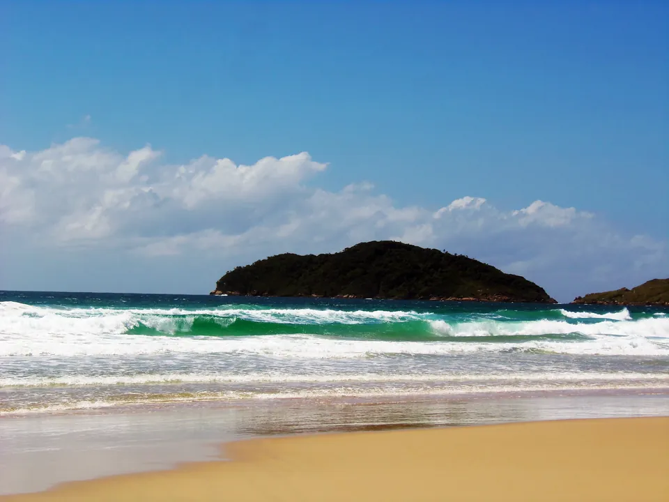 Praia do Santinho, em Florianópolis (SC), com costão de pedras e mar aberto