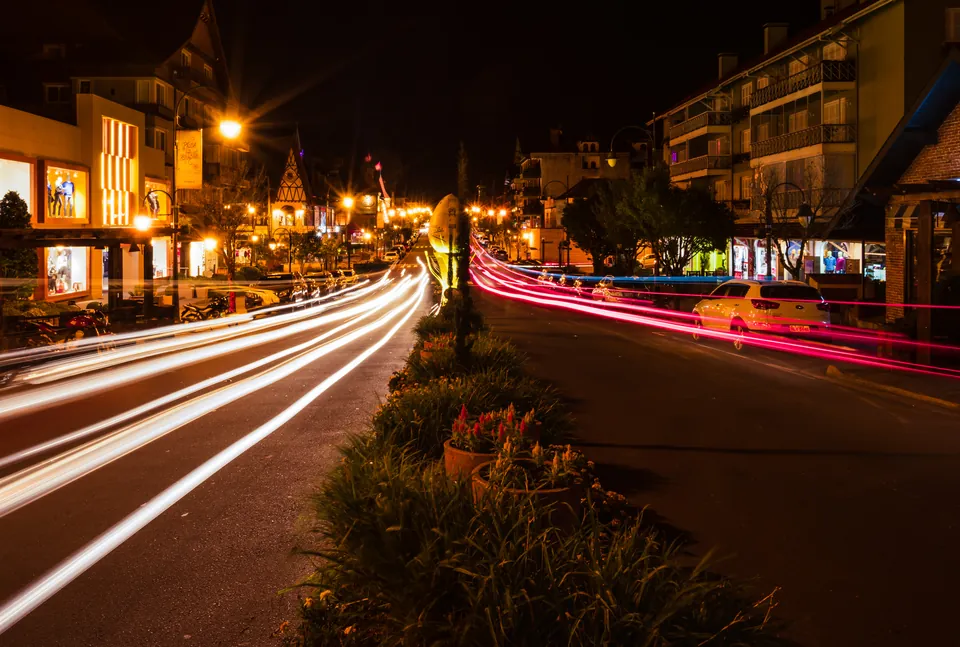Rua central de Gramado (RS) iluminada à noite, cenário das viagens de inverno