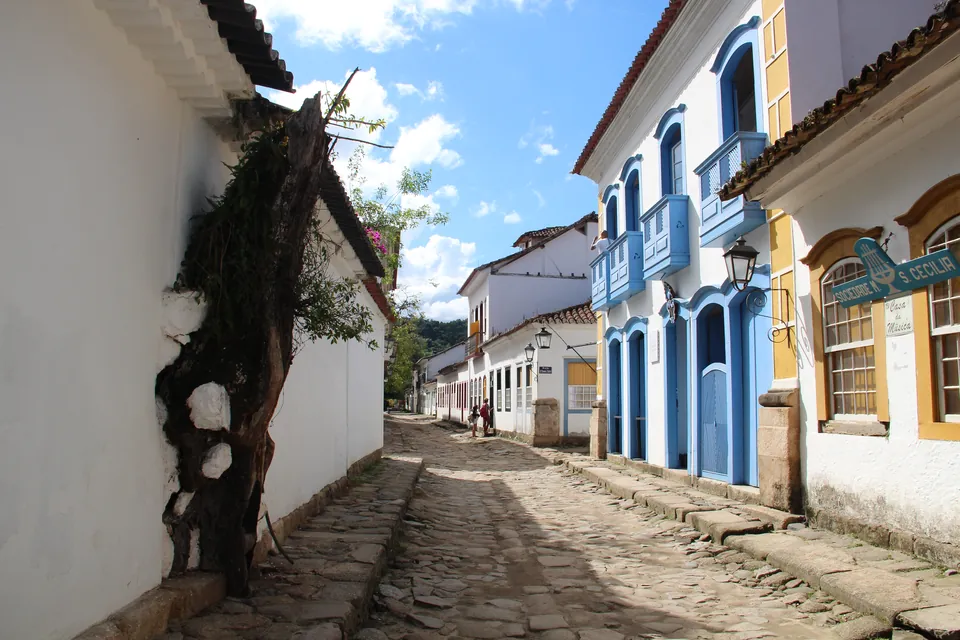 Rua de pedra e casarões coloniais no centro histórico de Paraty (RJ)