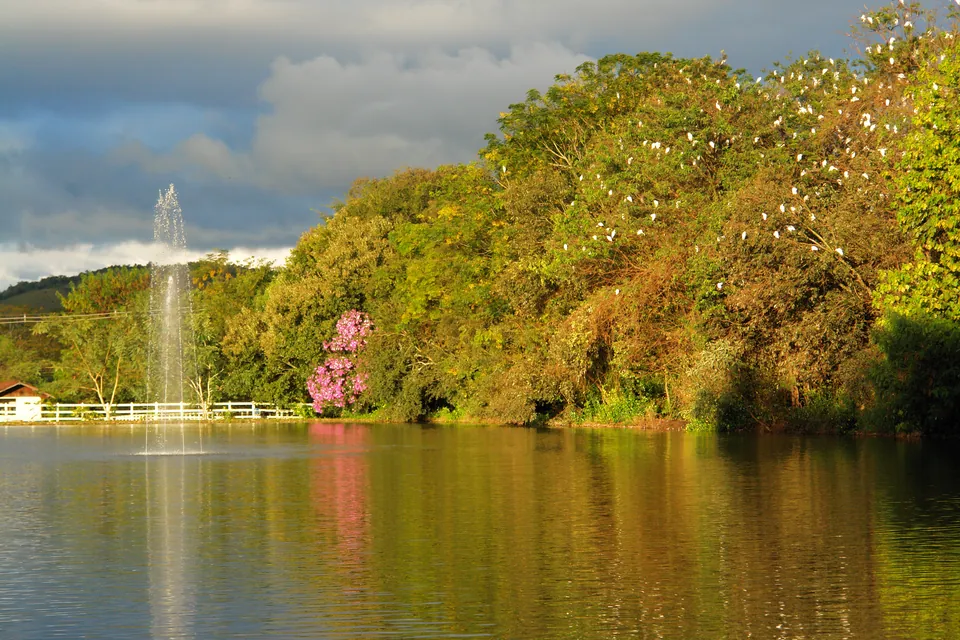 Lago com chafariz no complexo das Termas de Jurema, em Iretama (PR)