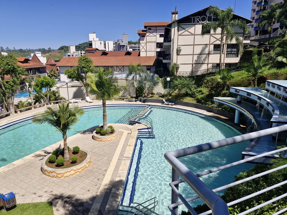 Piscinas do complexo termal de Piratuba (SC) cercadas por palmeiras